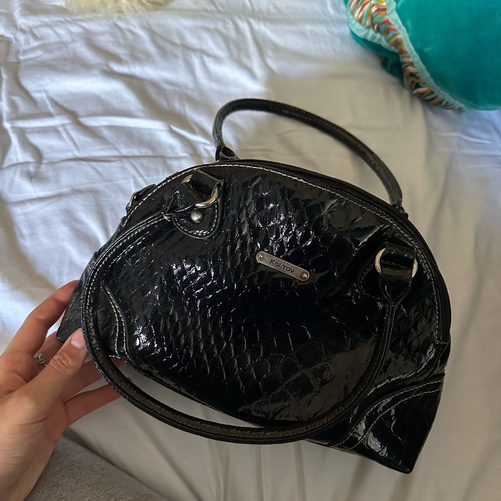 black shoulder bag
